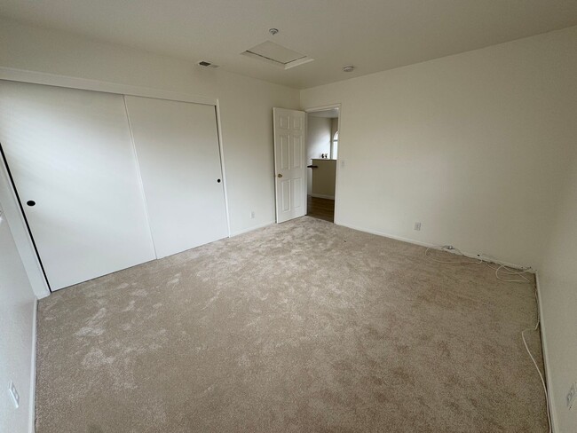 Building Photo - 3 bedroom -2.5 bathroom House