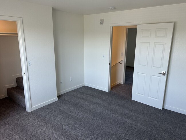 Building Photo - Spacious 2 Bed, 1.5 Bath, 900 Square Foot Apartment with Air Conditioning.