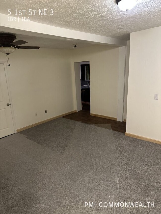 Building Photo - 1 Bed / 1 Bath Apartment (Available 4/10/25)