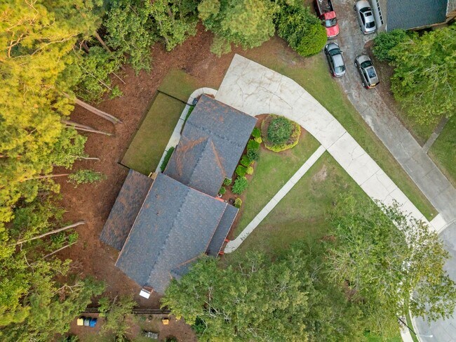 Building Photo - $300 off the first month's rent on a 12 month approved lease