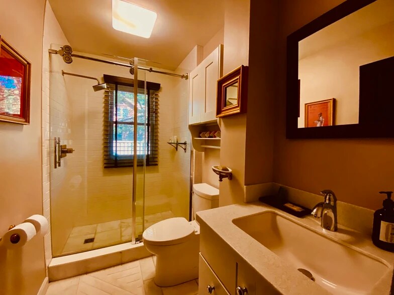 Building Photo - 620 E 1st St