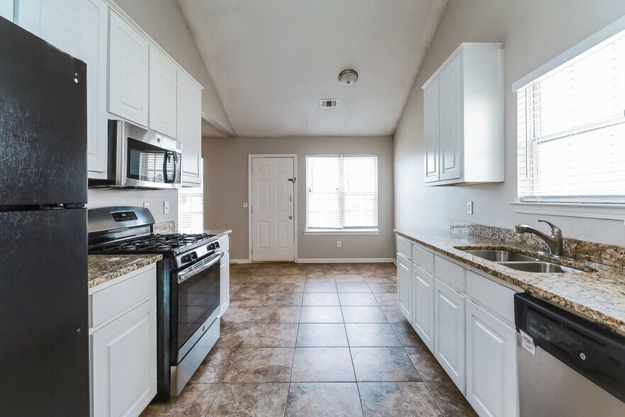 Building Photo - 4935 River Overlook Way