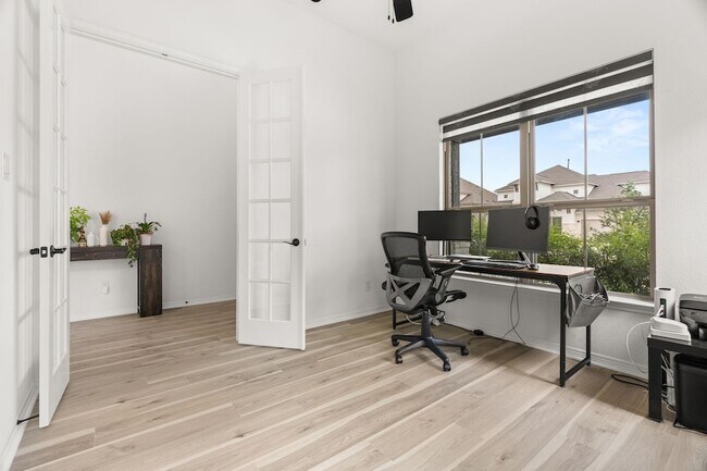 Building Photo - 372 Hollister Dr