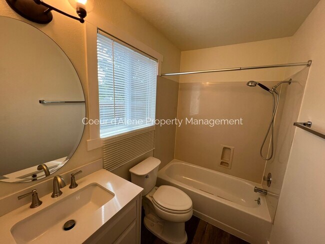 Building Photo - 10230 N Hillview Dr