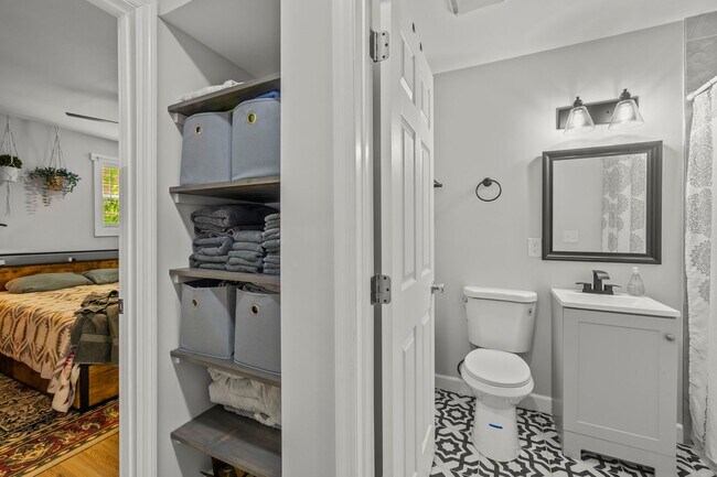 Building Photo - BEAUTIFULLY REMODELED, CONVIENENTLY LOCATE...