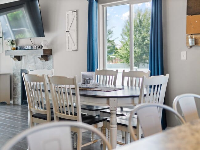 Building Photo - Beautiful home 5MILE/Big Yard & Garage (Furnished)