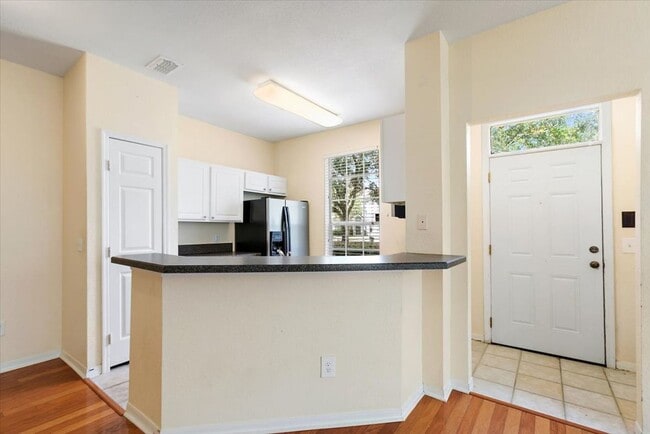 Building Photo - Highly desired Bishops Court Community condo!