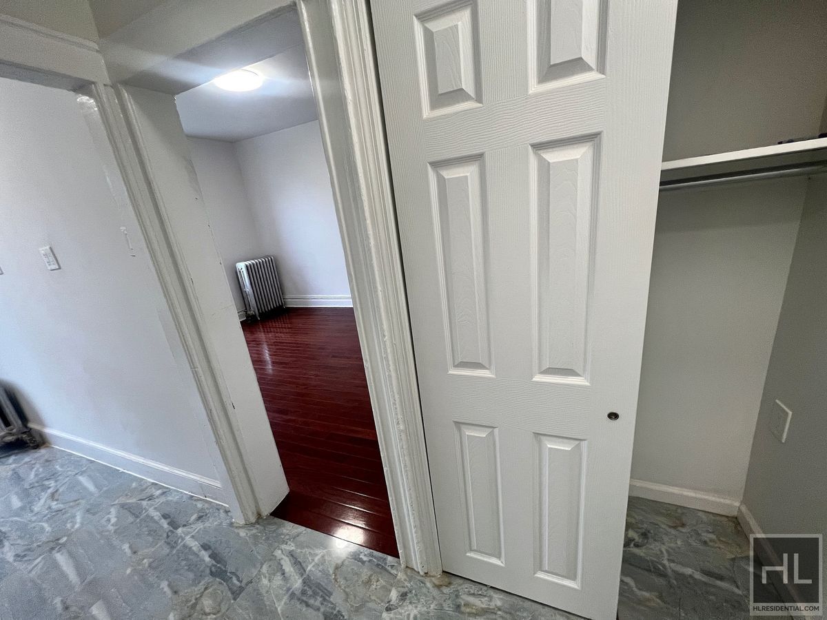 Building Photo - 3BR 1BA 1100sft Floor Through