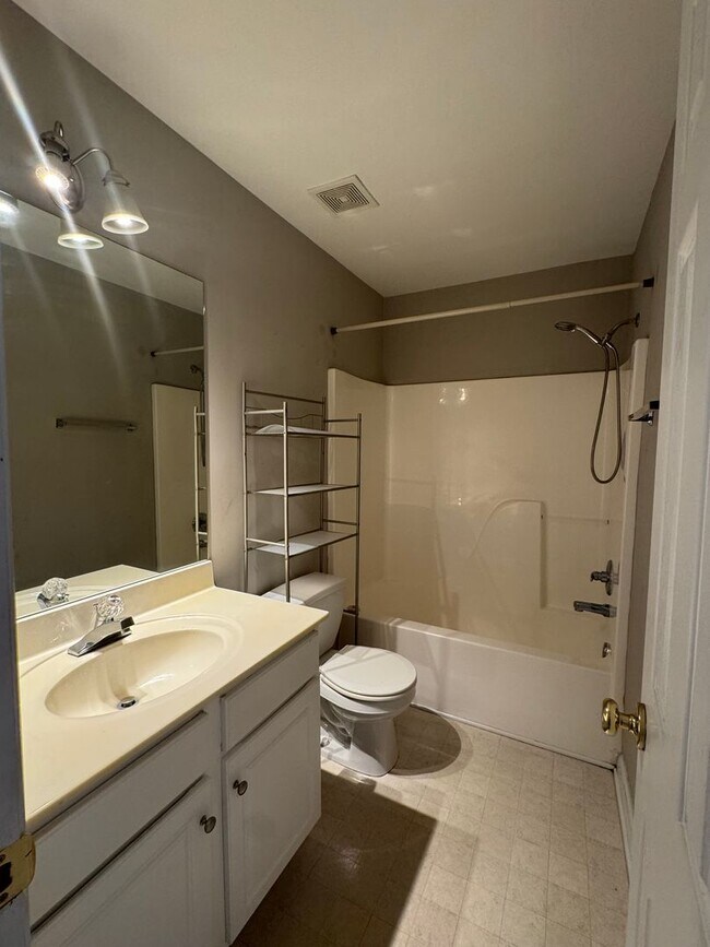 Building Photo - 320 Logmont Trace