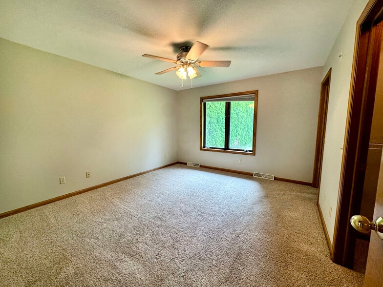 Primary Bedroom Suite - 5807 Black Walnut Dr