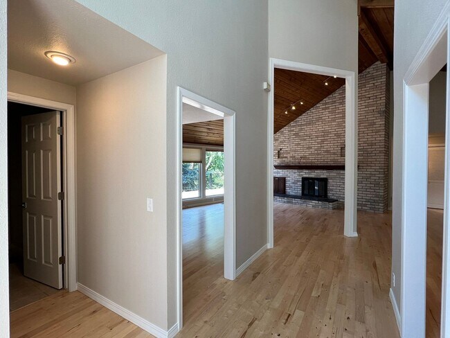 Building Photo - Fantastic 4 bed 3 bath home in the Highlan...
