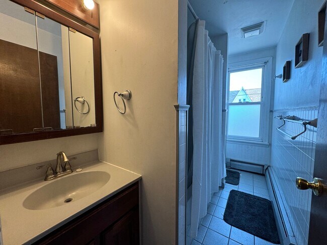 Building Photo - THREE BEDROOM/ONE BATH TWIN