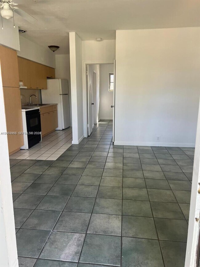 Building Photo - 12605 NE 13th Ave