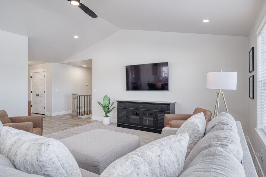 Building Photo - 1830 Mesa Canyon Dr