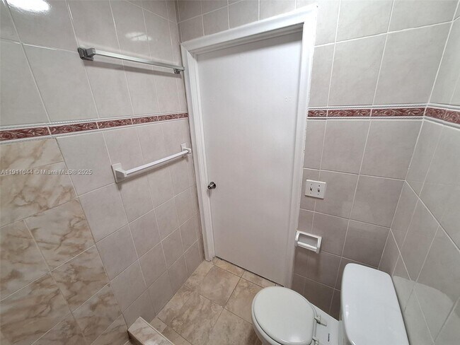 Building Photo - 2011 Bay Dr