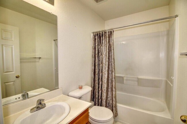 Building Photo - North Natomas 2 Story 3 Bedroom w/ Loft. 2 Car Attached Garage