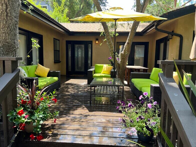 Building Photo - 932 Old Topanga Canyon Rd