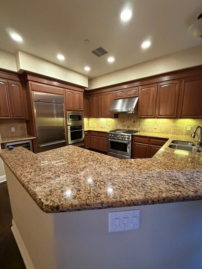 Building Photo - Beautiful Pavilions Condo!