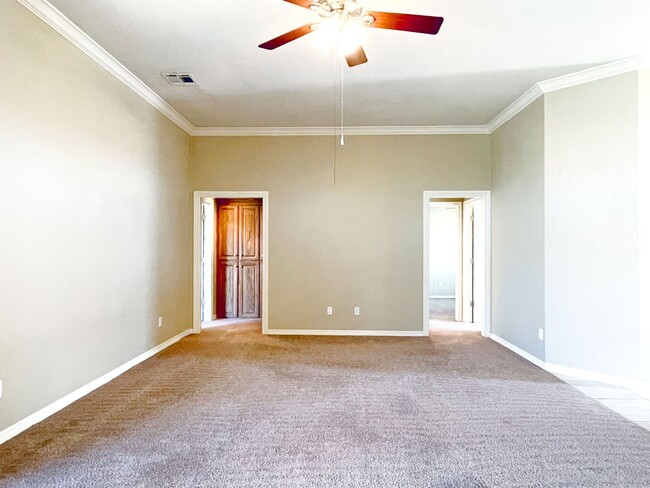 Building Photo - Absolutely Gorgeous Home in Moore with Spa...