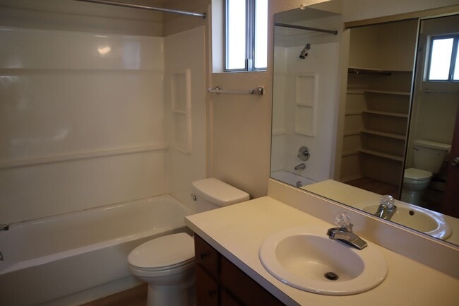 Building Photo - Livable, Lovable, & Avaiable!