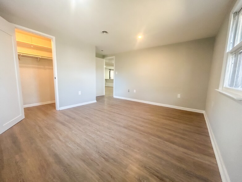 Building Photo - 15 Sloan Ln