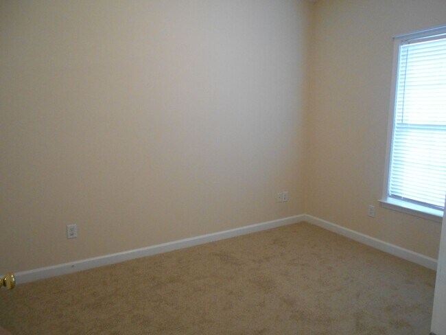 Building Photo - 3 bedroom, 2 bath condo in Carolina Willows