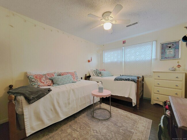 Building Photo - 4 Candlewood Knolls Rd