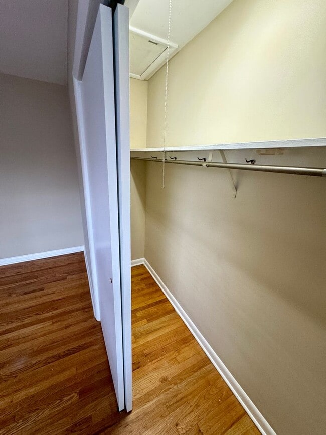 Building Photo - 1 Bedroom - Grandview Area