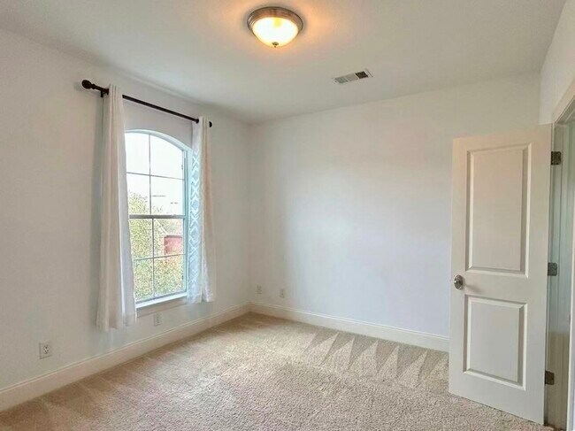 Building Photo - 4031 Bellefontaine St