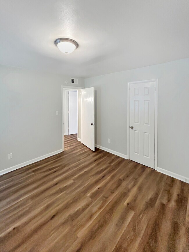 Building Photo - 3 Bed, 2 Bath Home with Fenced Yard / Pet-Friendly / Coming Soon!