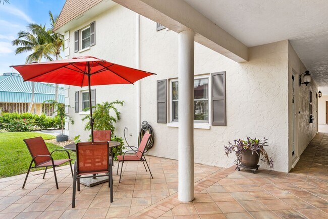 Building Photo - ** OLDE NAPLES ** 2 BED / 1 BATH - CONDO -...