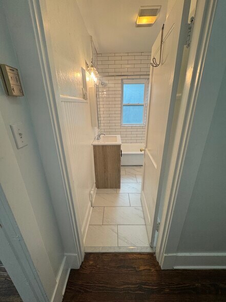Fully renovated bathroom - 1333 Castlewood Ave