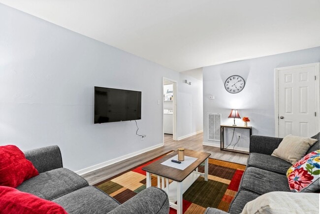 Building Photo - Charming 3/2 Home for Rent