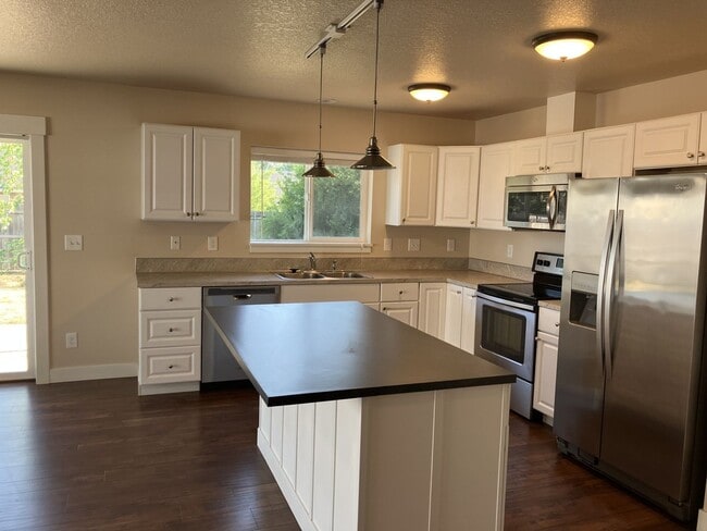 Building Photo - Single Level 3 bed 2 bed Home in Dallas, O...