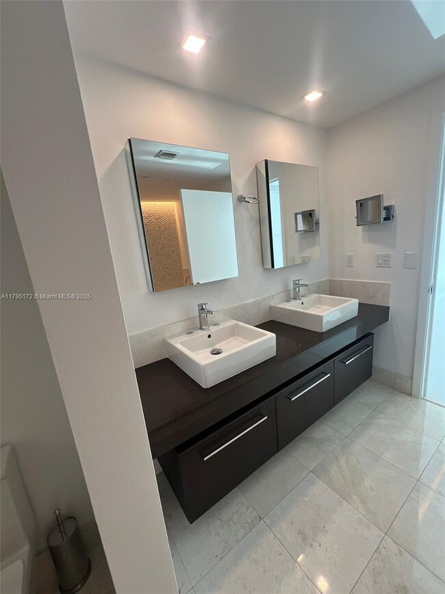 Building Photo - 17121 Collins Ave
