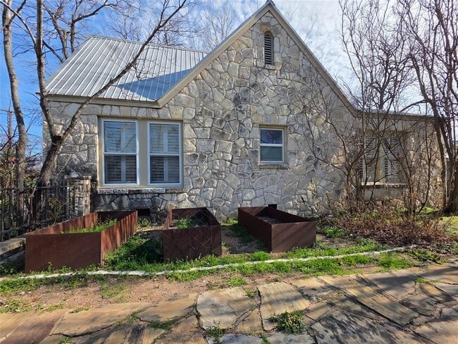 Building Photo - 3901 Red River St