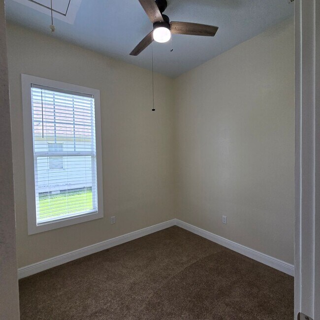 Building Photo - 1818 B Elvin - Move in Ready!!