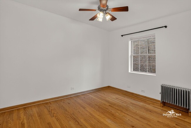 Building Photo - Fantastic Rogers Park 1 Bedroom Has it All