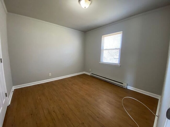 Building Photo - 1 Bedroom Renovated Duplex Unit - Great Location, Backyard