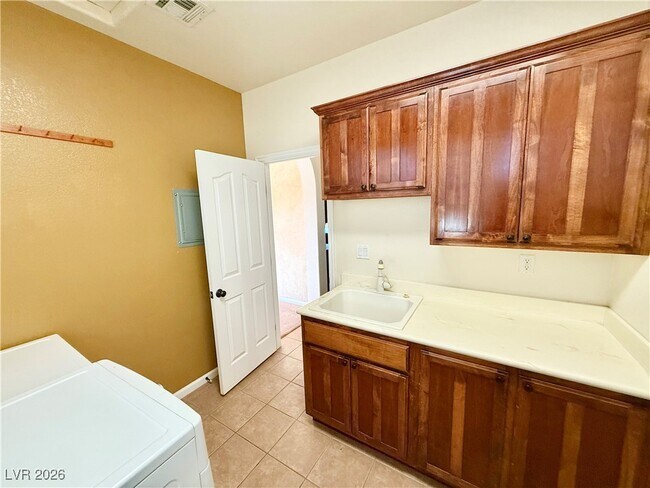 Building Photo - 3530 E Vineyard Dr