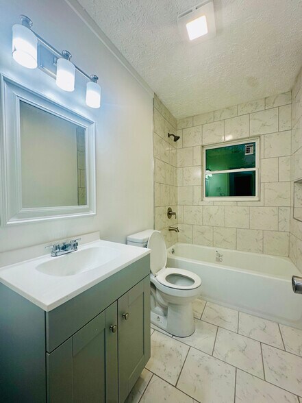 Building Photo - 2098 Pinecroft Cir