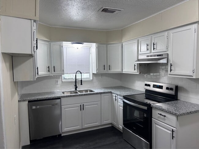 Building Photo - 7918 Woodlyn Rd