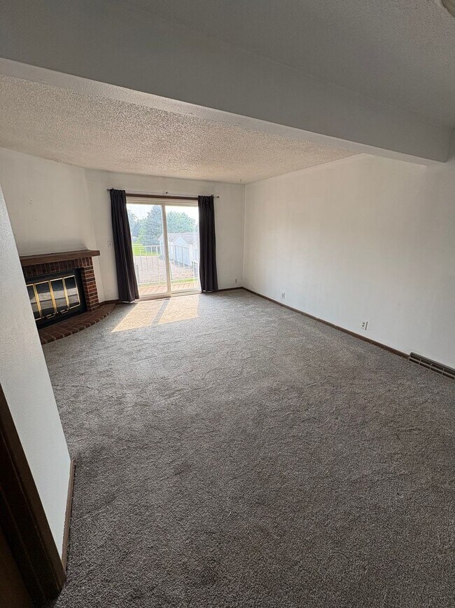 Building Photo - 2 bedroom 1 bath apartment