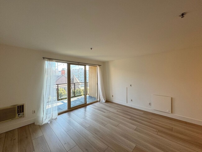 Building Photo - Stunning 1b1b condo in Queen Anne