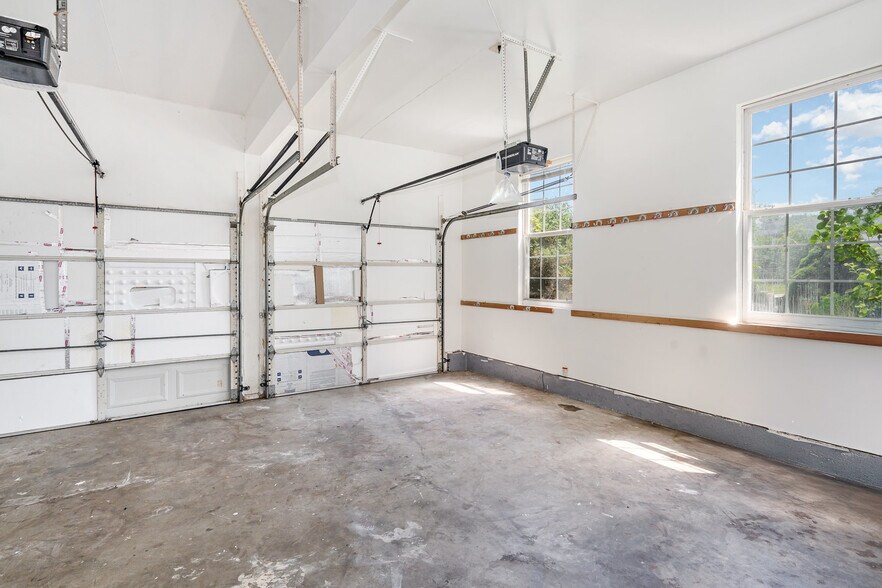 Building Photo - 200 Woodgreen Cir