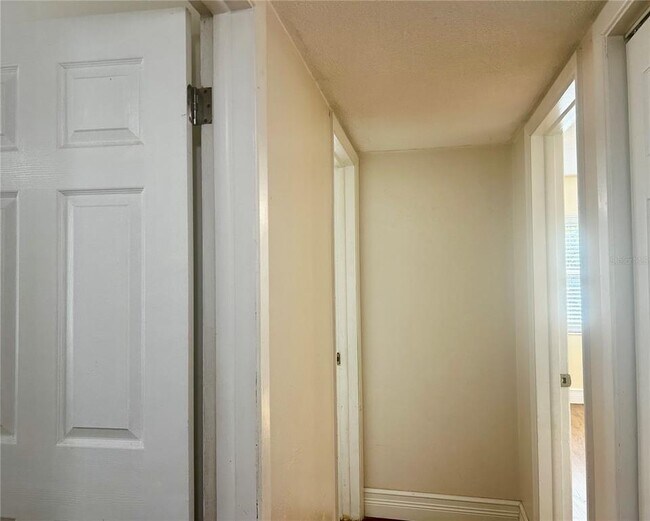 Building Photo - 410 NE 15th Ct