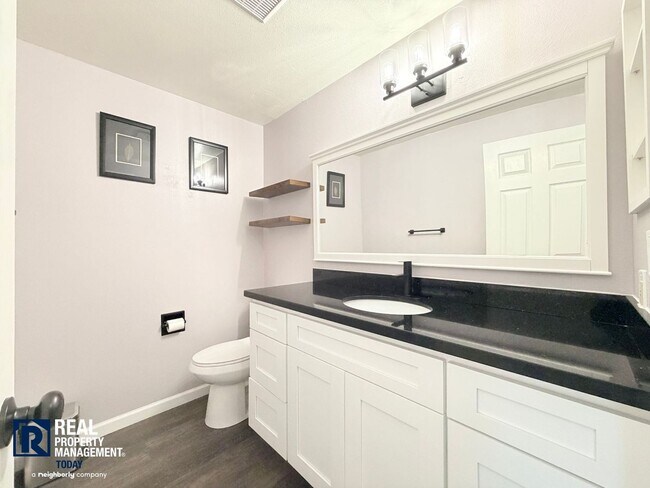Building Photo - Freshly Updated Gig Harbor Townhome Near the Waterfront!