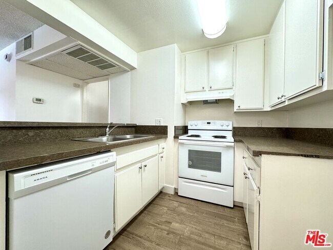 Building Photo - 15425 Sherman Way