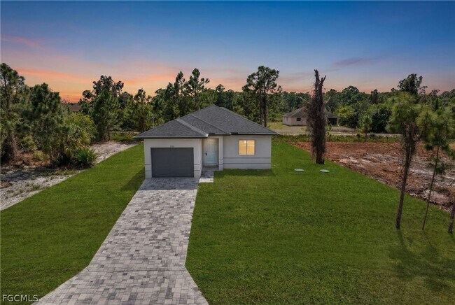 Building Photo - 724 Lamar St E