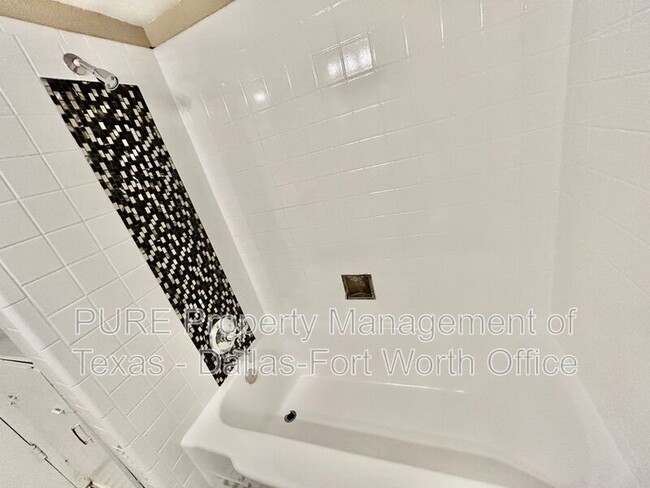 Building Photo - 1607 Briarwood Blvd